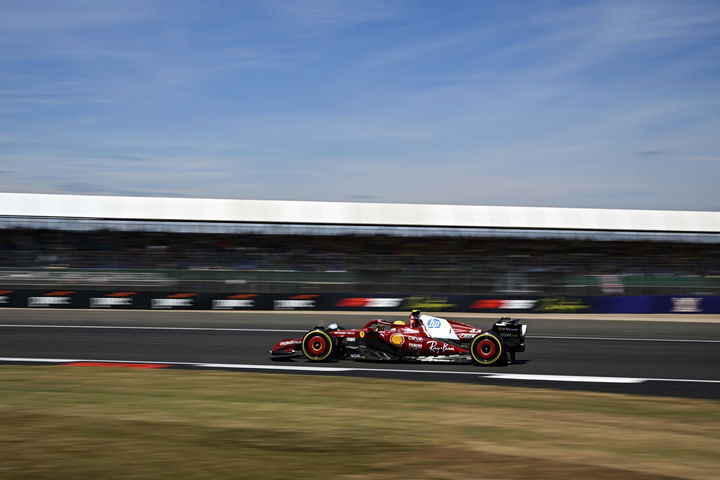 Lewis Hamilton regresa a la pista con Ferrari en Silverstone, mostrando su destreza.
