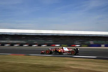 Lewis Hamilton regresa a la pista con Ferrari en Silverstone, mostrando su destreza.