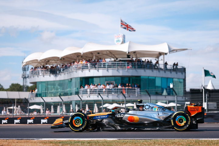 Lando Norris acelera con su McLaren en Silverstone, mostrando su potencia y destreza en la pista.