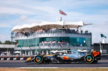 Lando Norris acelera con su McLaren en Silverstone, mostrando su potencia y destreza en la pista.