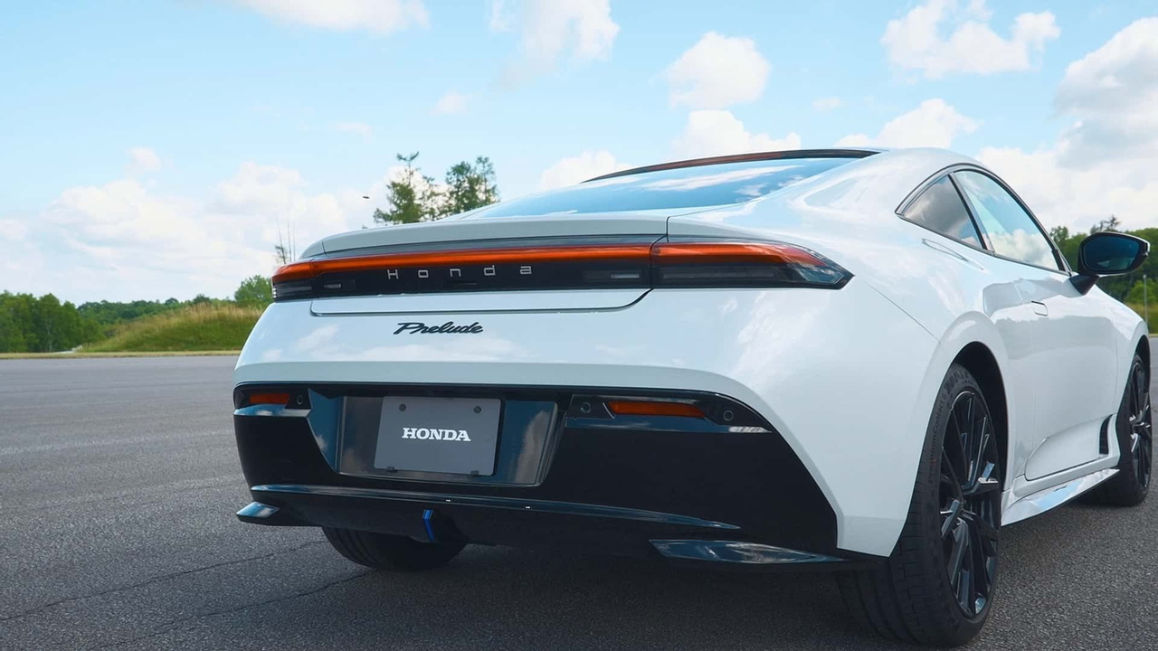 Vista posterior del nuevo Honda Prelude, destacando su elegante diseño y moderna línea