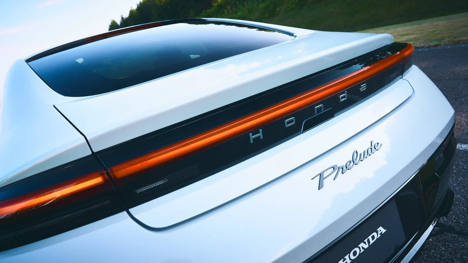 Vista trasera del nuevo Honda Prelude, destacando su diseño elegante y aerodinámico. Vista trasera del nuevo Honda Prelude, destacando su diseño elegante y aerodinámico.