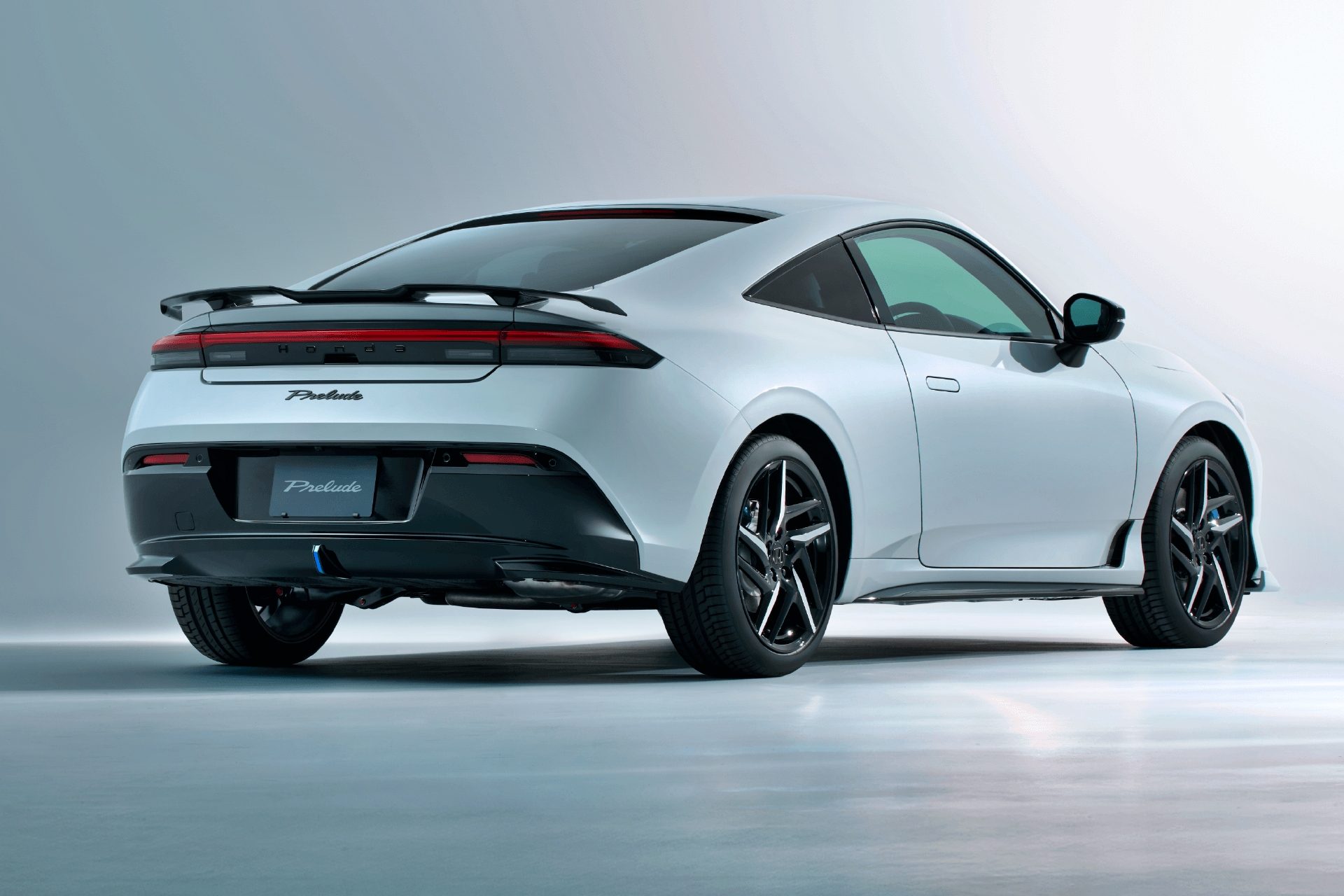 Vista trasera y lateral del Honda Prelude, que destaca por su diseño deportivo y aerodinámico. Vista trasera y lateral del Honda Prelude, que destaca por su diseño deportivo y aerodinámico.