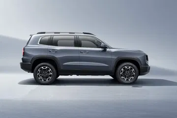 Parece un todoterreno, pero con tamaño de SUV compacto y altura de 4x4.