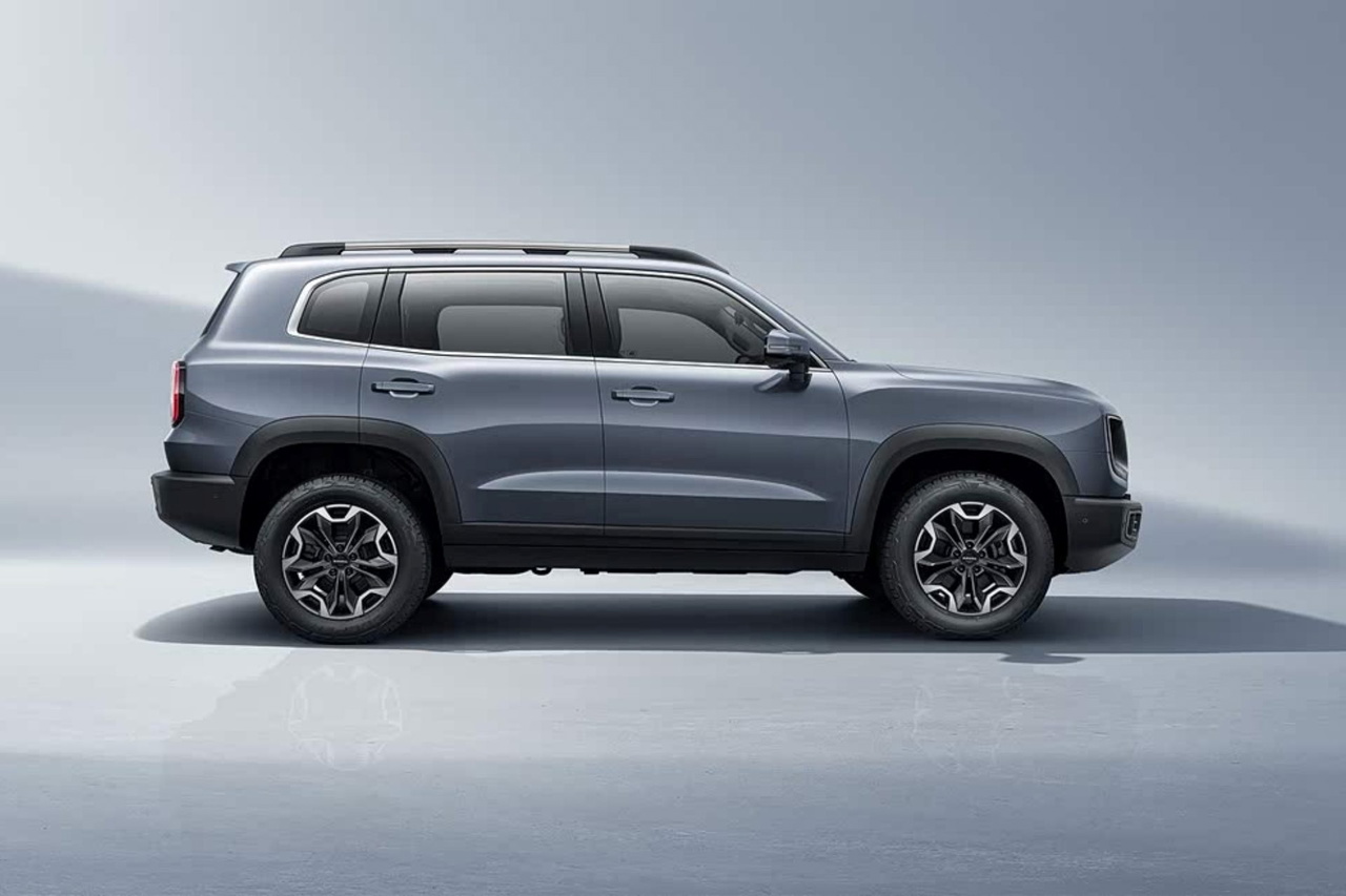 Parece un todoterreno, pero con tamaño de SUV compacto y altura de 4x4.