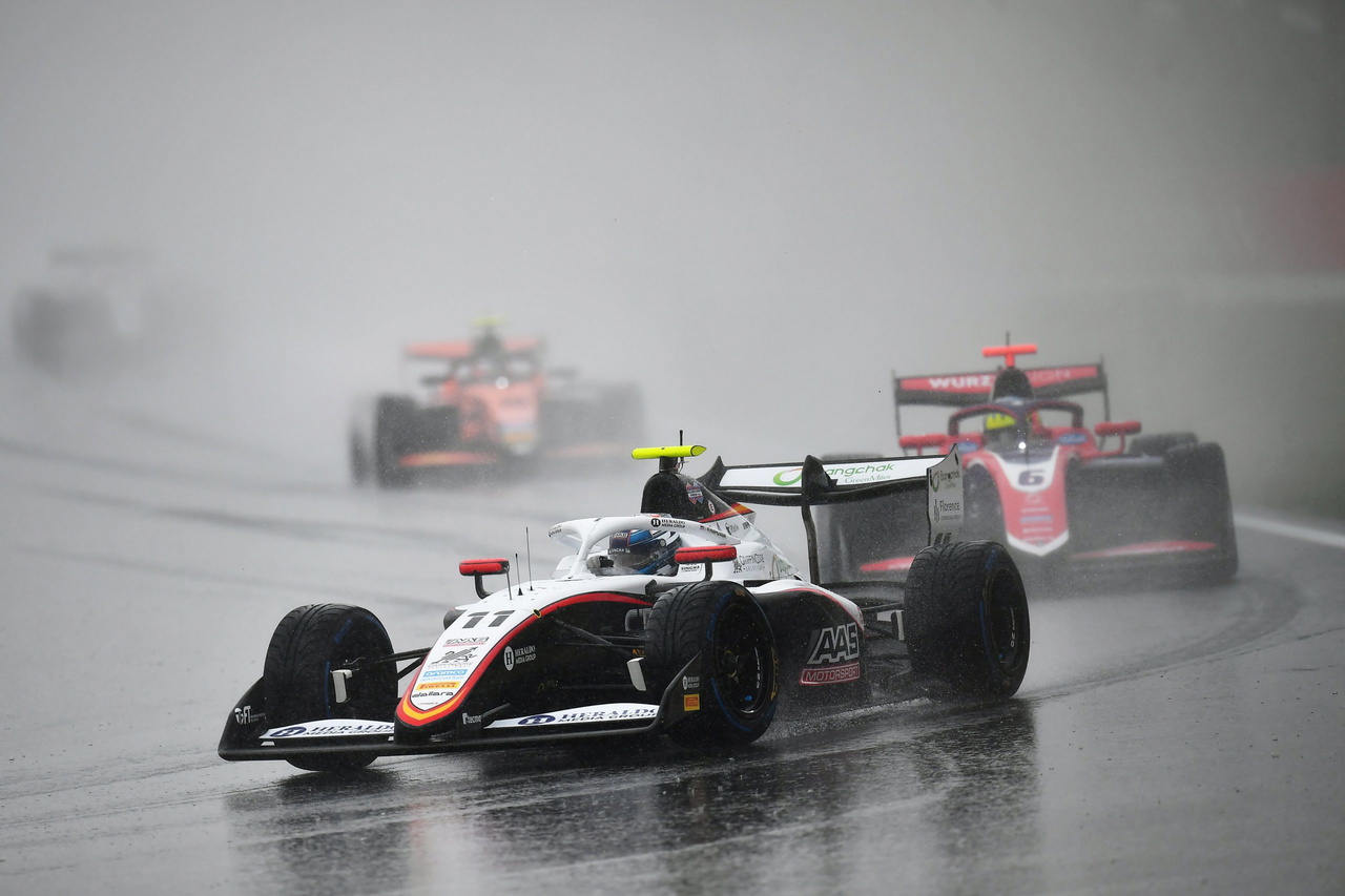 La lluvia ataca en Spa; Câmara lidera en un entorno desafiante.