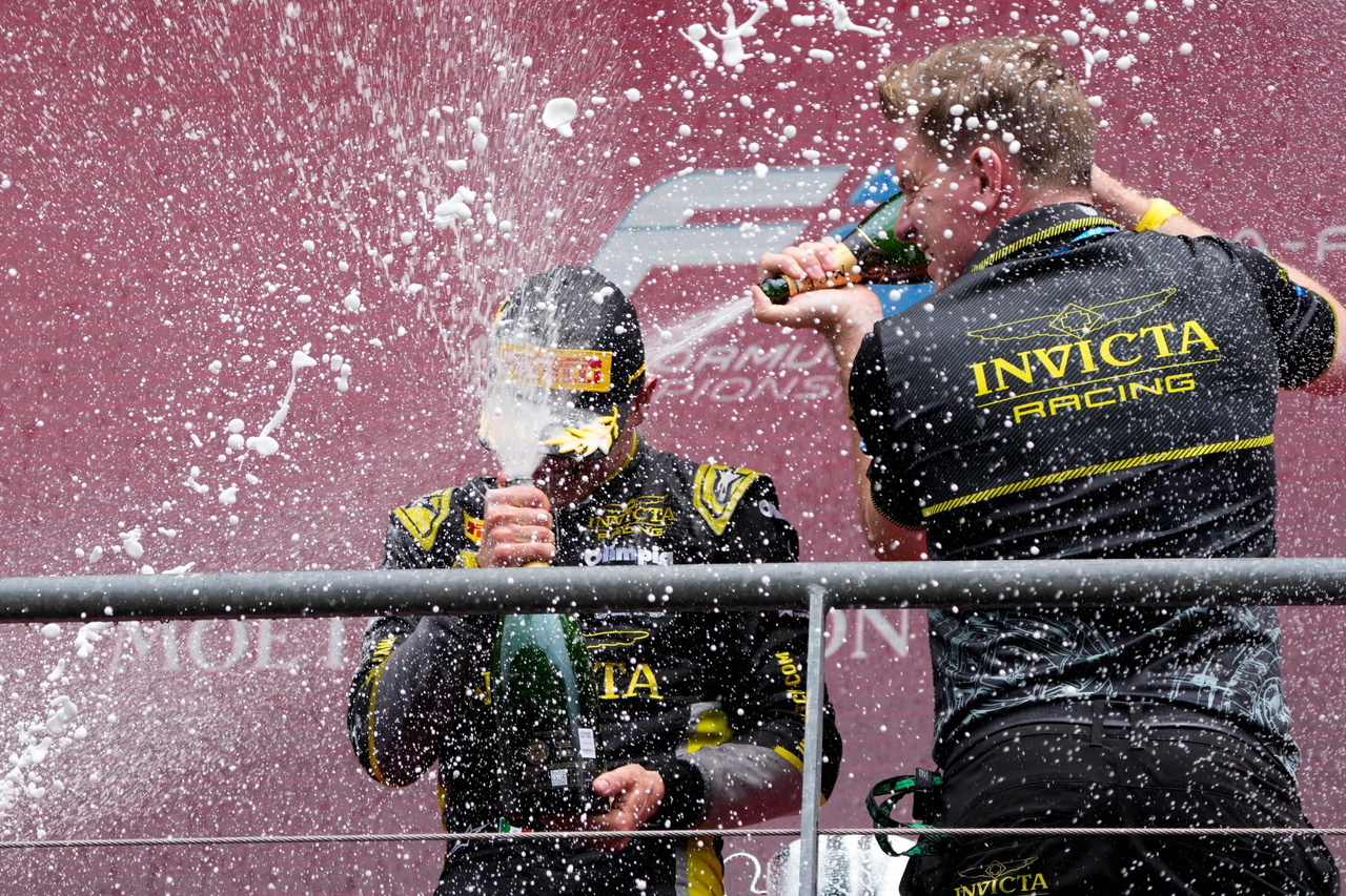 Celebración en el podio tras la carrera de F2 en Spa, muestra el triunfo de Stanek.