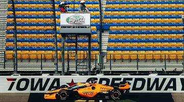 El Arrow McLaren en acción en Iowa, mostrando su diseño aerodinámico.