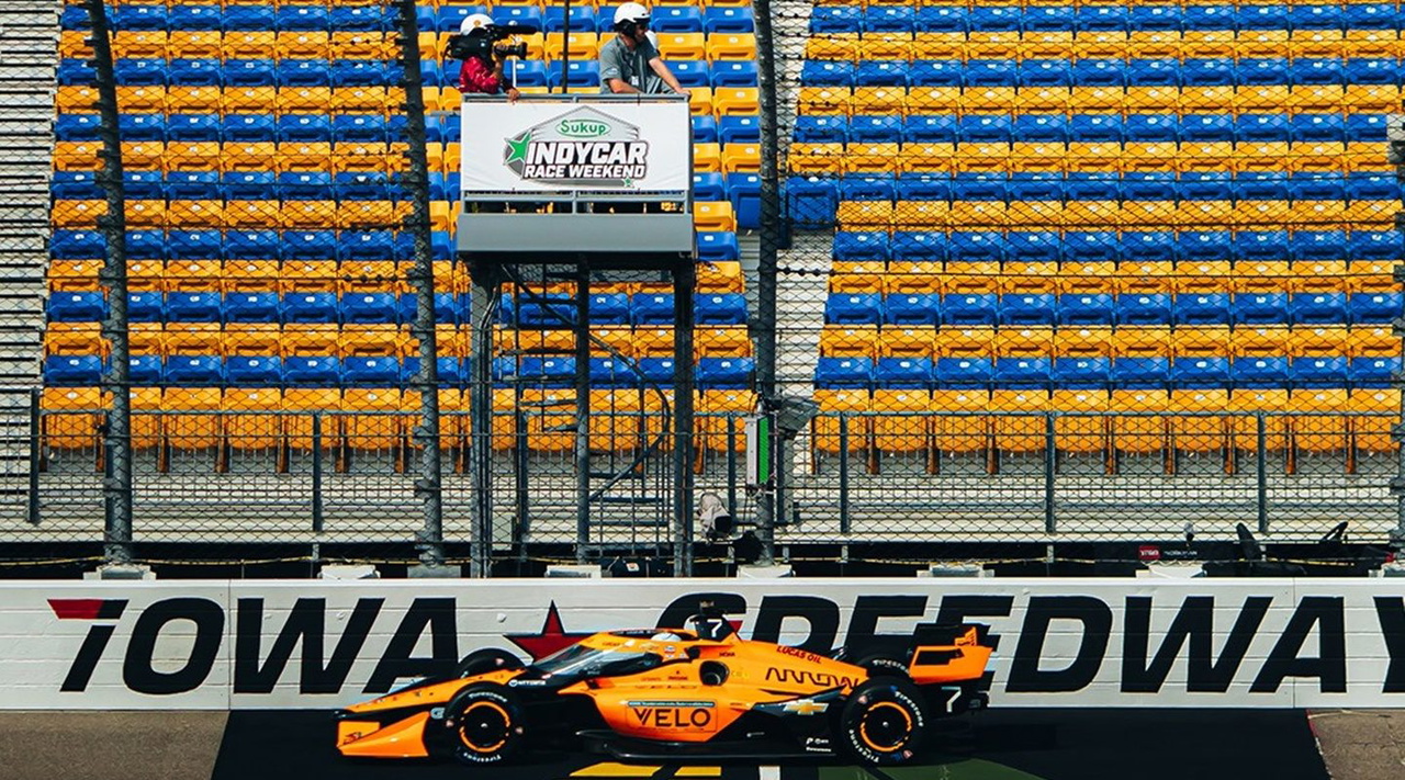 El Arrow McLaren en acción en Iowa, mostrando su diseño aerodinámico.