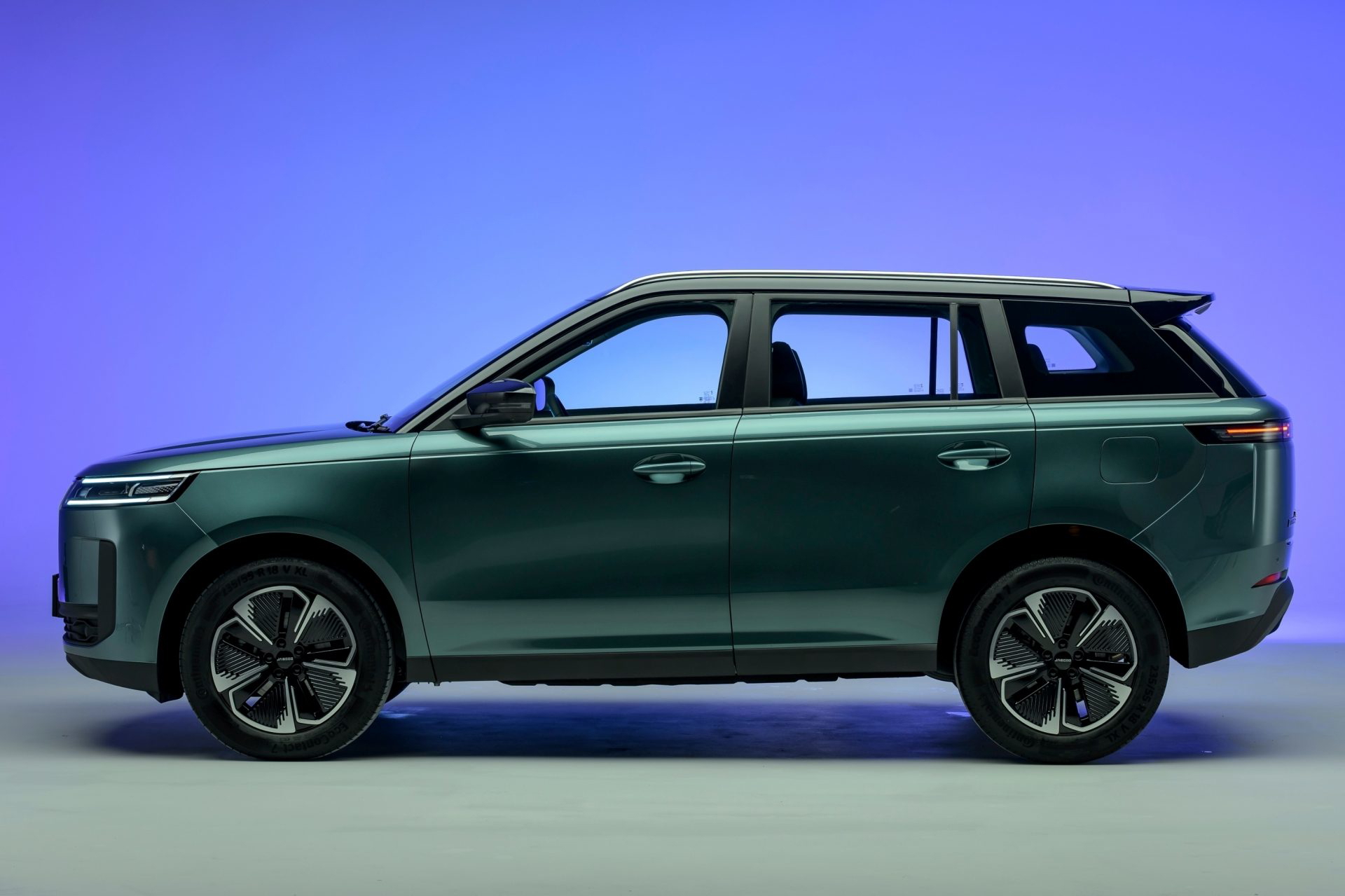 Vista lateral del Jaecoo 5, SUV compacto con diseño moderno y aerodinámico.