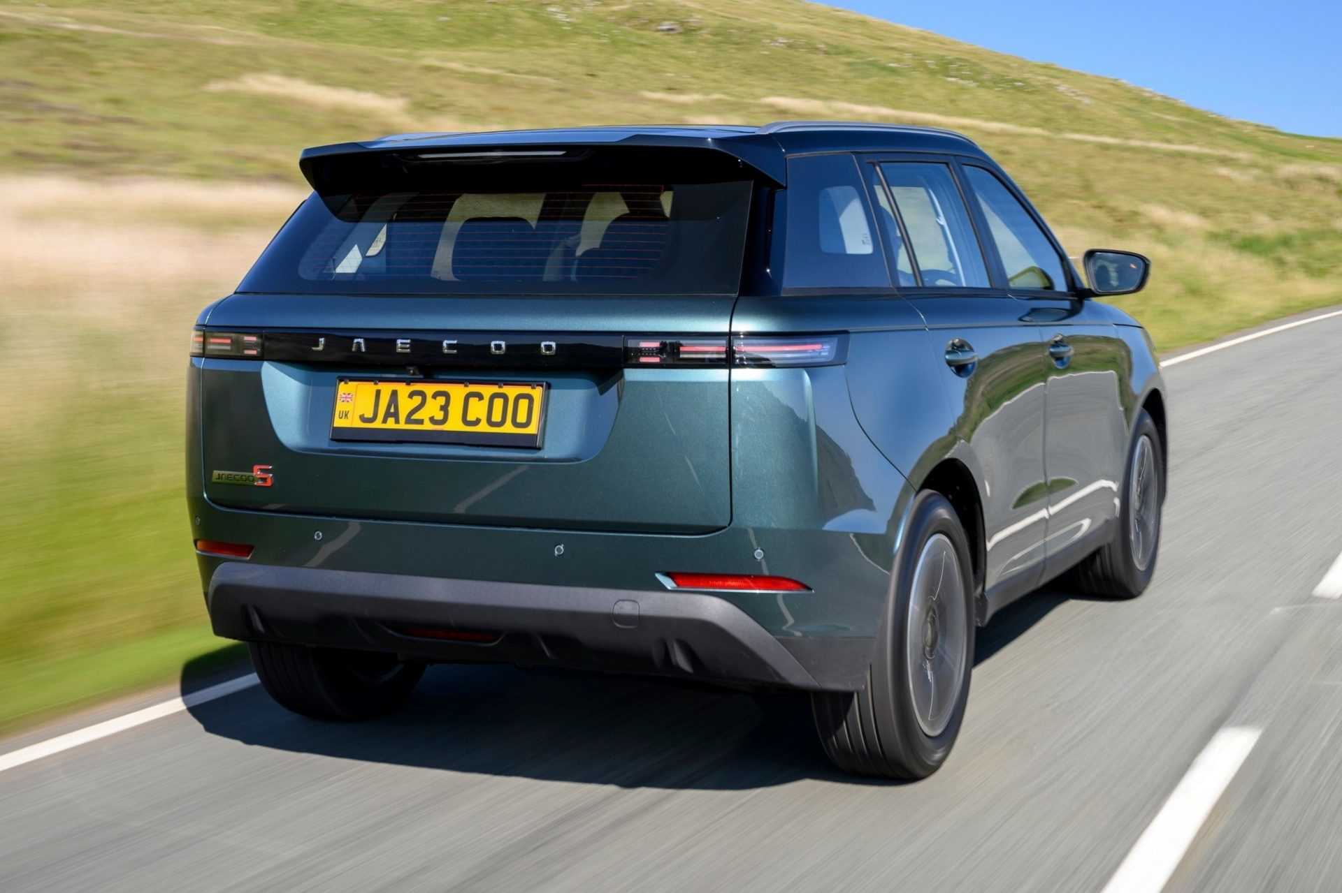 Vista trasera del Jaecoo 5, destacando su diseño moderno y líneas aerodinámicas.