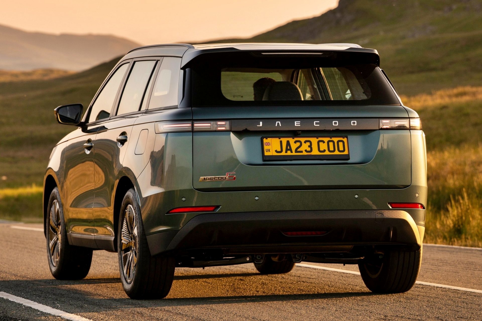 Vista trasera y lateral del Jaecoo 5, un SUV compacto y asequible con diseño moderno.