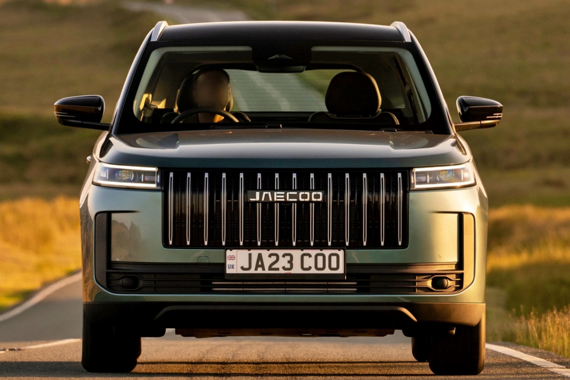 El Jaecoo 5 presenta un diseño frontal imponente, con una parrilla distintiva y faros modernos.