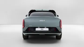 Vista trasera del nuevo Kia EV4, destaca su diseño moderno y distintivo.