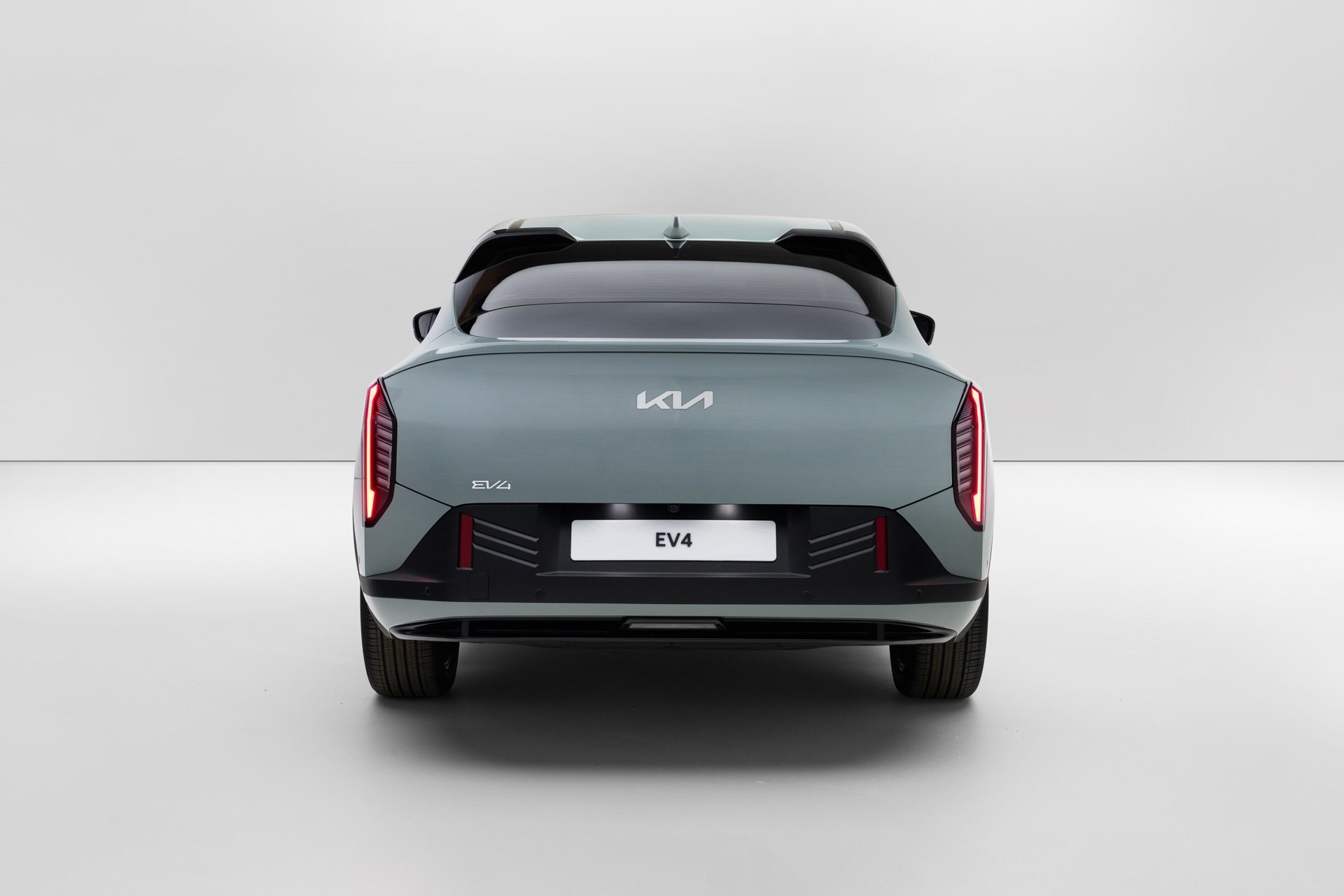 Vista trasera del Kia EV4, con un diseño innovador y moderno.