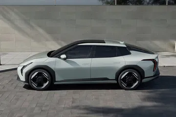 Vista lateral del Kia EV4 2025, un diseño moderno y aerodinámico.