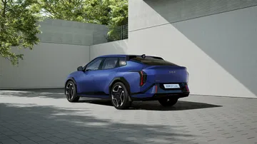 El Kia EV4 ofrece un diseño elegante y moderno, destacando su gran maletero