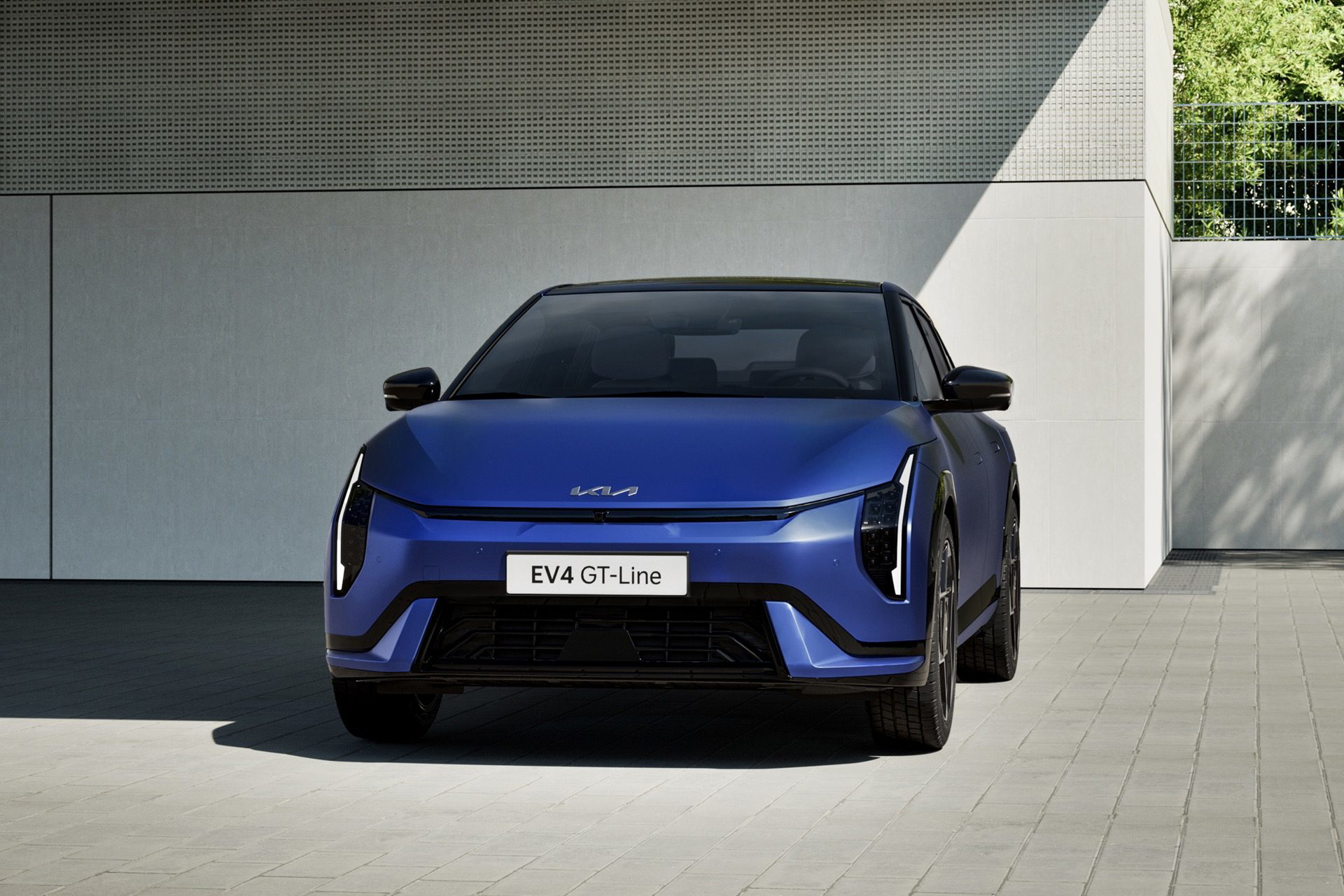 El nuevo Kia EV4 GT-Line muestra un diseño limpio y moderno con un enfoque aerodinámico.