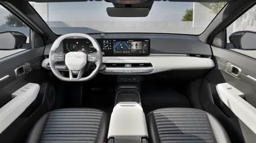 El interior del Kia EV4 presenta un diseño moderno y techado.