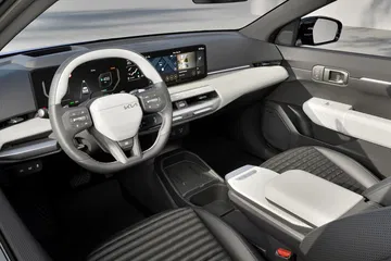 El habitáculo del Kia EV4 ofrece un diseño moderno y cómodo, ideal para disfrutar en cada viaje.