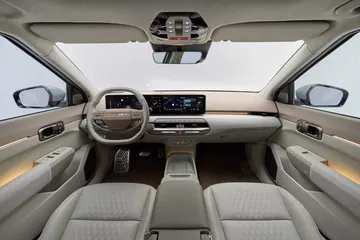 Diseño moderno y minimalista, destaca por su confort y tecnología avanzada.