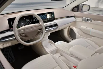 Interior moderno y espacioso, destaca el diseño ergonómico y tecnológico.