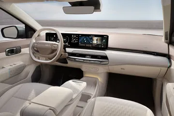 Interior del Kia EV4 con un diseño elegante y moderno.