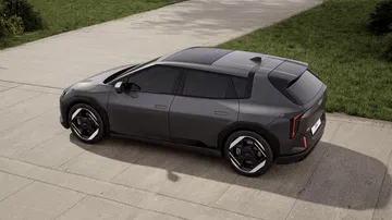 El nuevo Kia EV4 combina diseño elegante con un maletero amplio y eficiente.