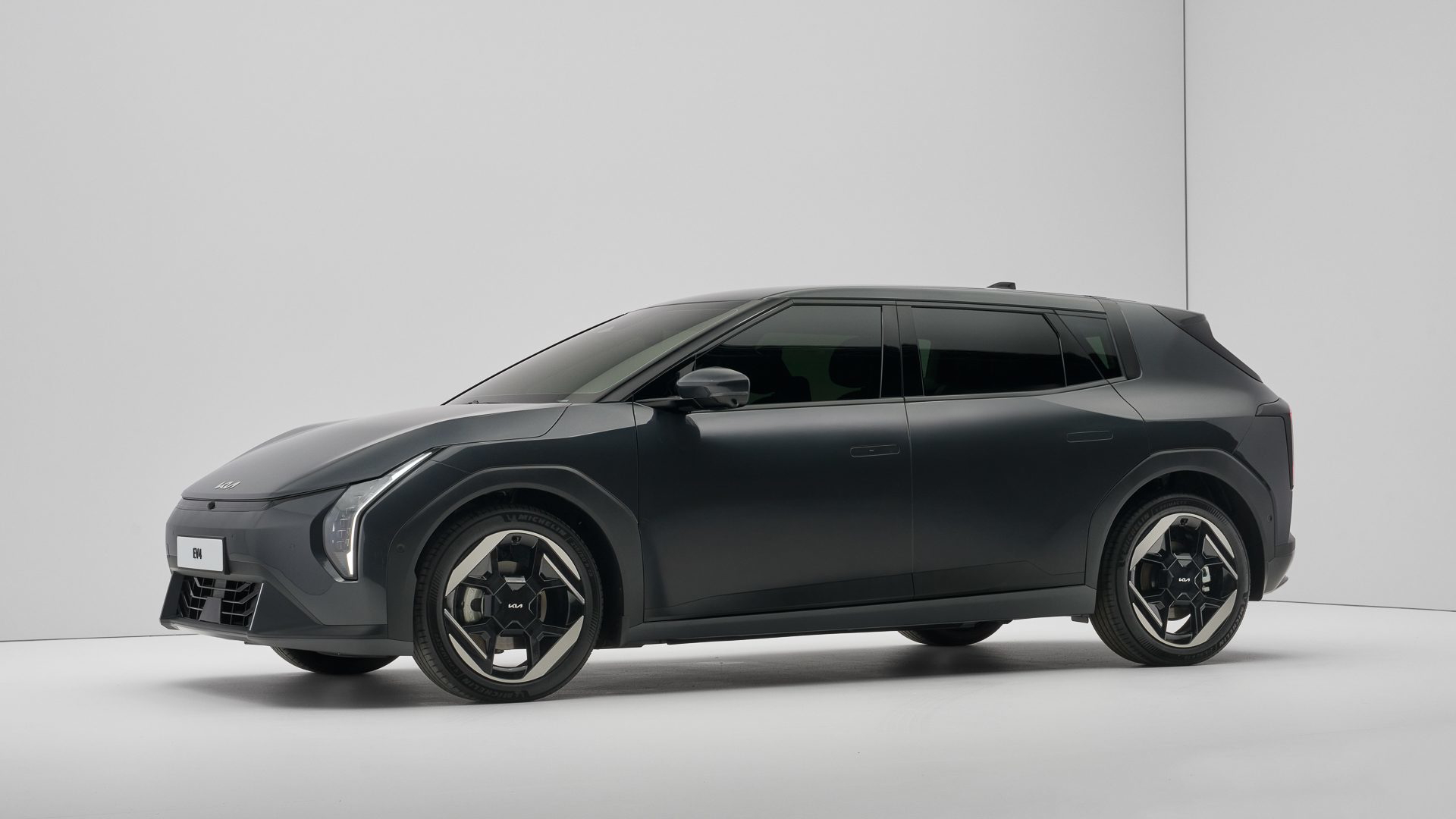 Kia EV4 2025, diseño moderno y aerodinámico.