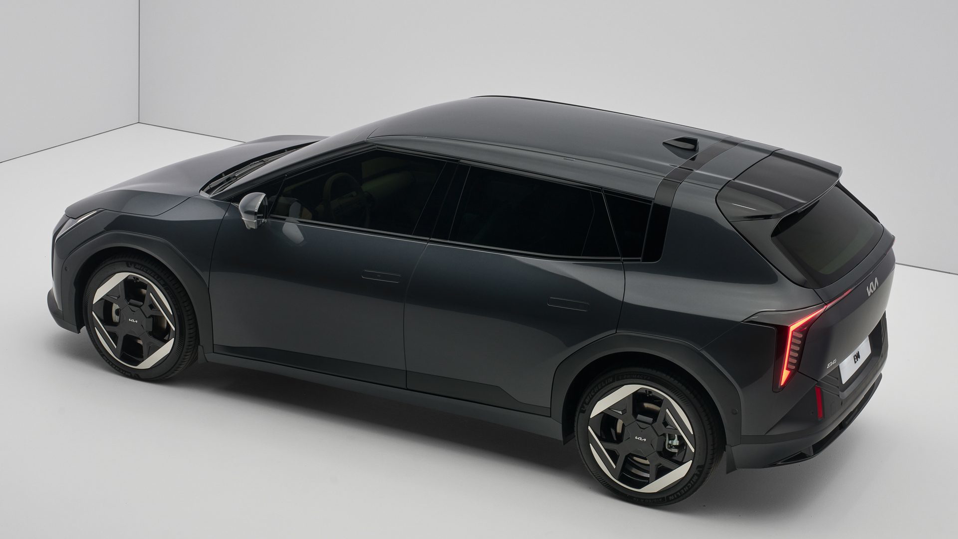 Vista lateral del Kia EV4, destaca su diseño moderno y aerodinámico.