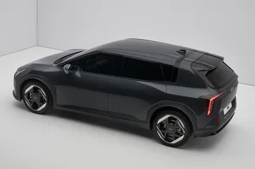 Vista lateral del Kia EV4, destacando su diseño moderno.