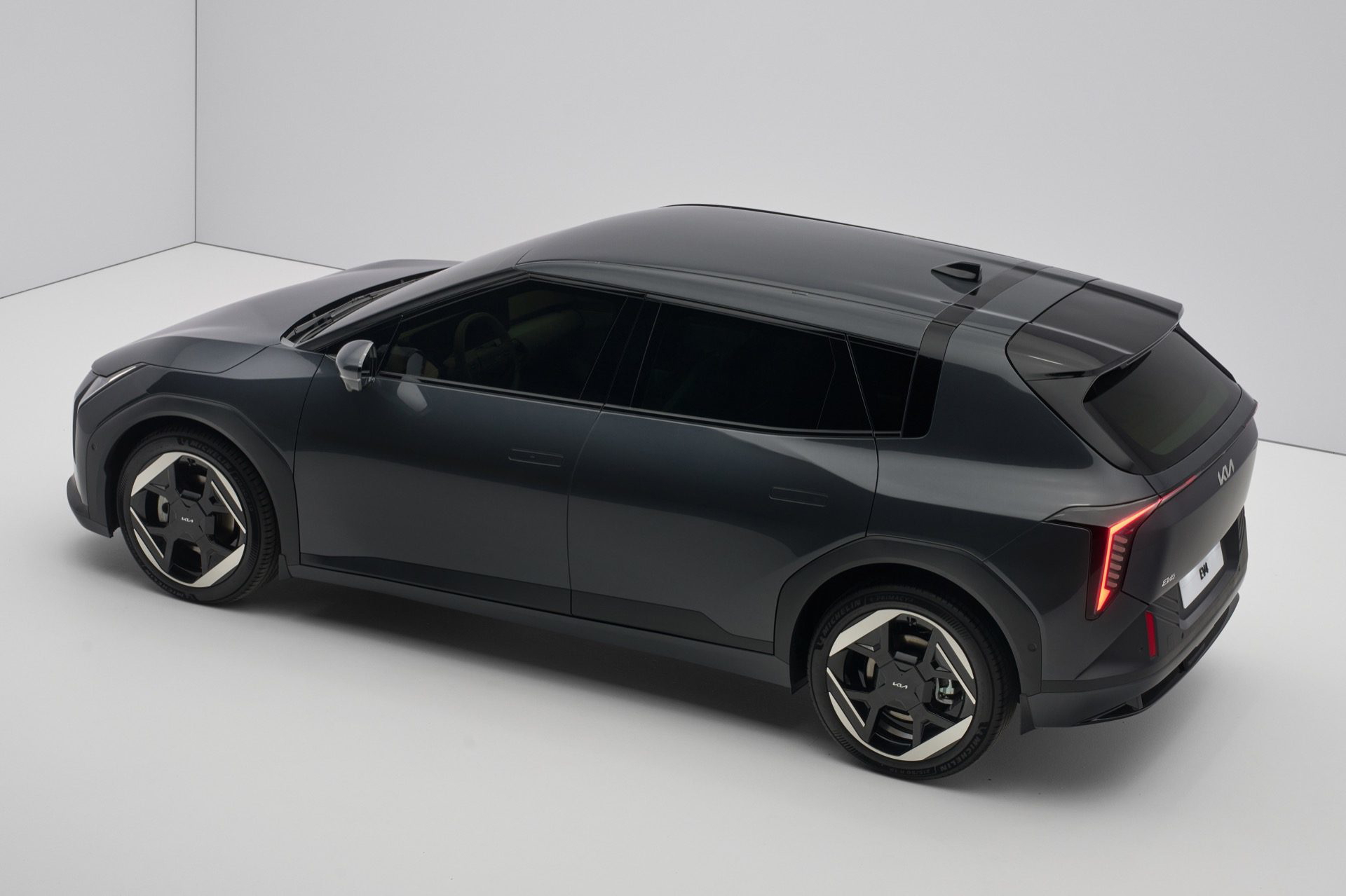 Vista lateral del Kia EV4, destacando su diseño moderno.