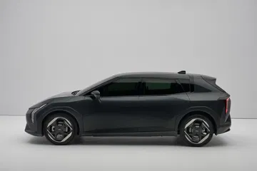 Kia EV4 hatchback 2025, elegante y moderno, ideal para trayectos urbanos.