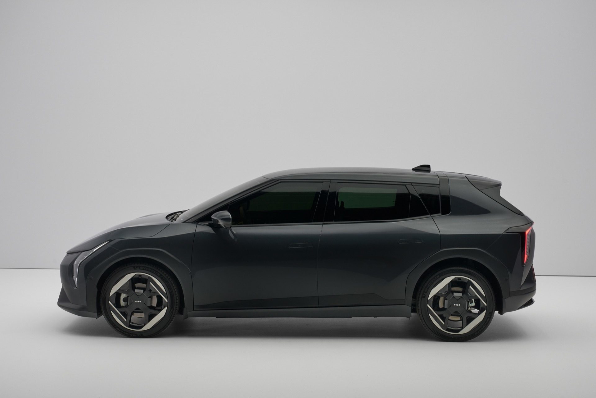 Kia EV4 hatchback 2025, elegante y moderno, ideal para trayectos urbanos.