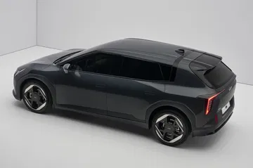 El Kia EV4 destaca por su diseño elegante y deportivo, ideal para el uso urbano.
