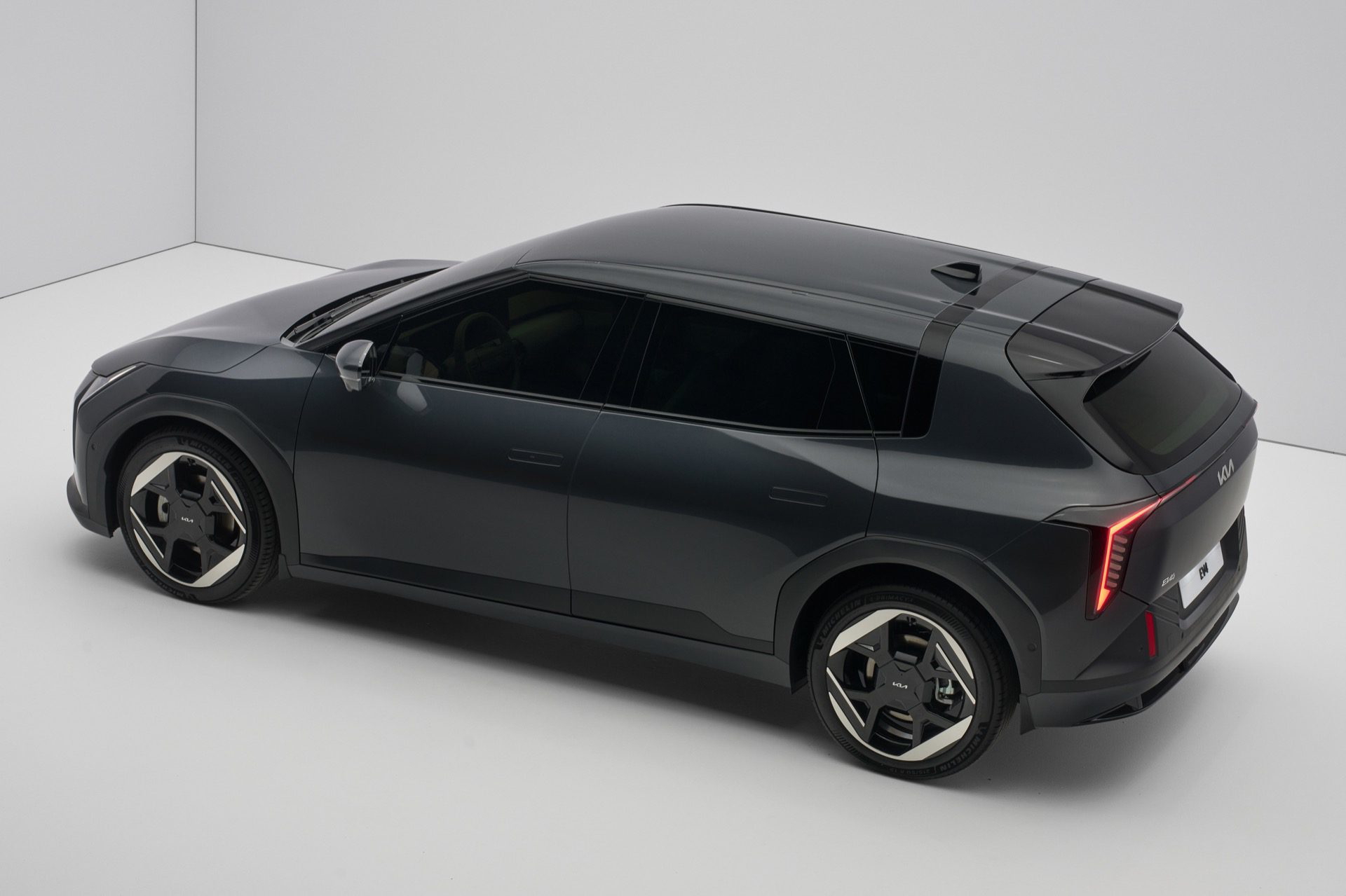 El Kia EV4 destaca por su diseño elegante y deportivo, ideal para el uso urbano.