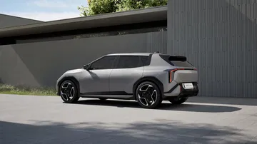 El Kia EV4 llega con un diseño moderno y aerodinámico, destacando su estética robusta.