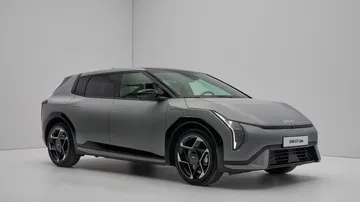 El Kia EV4 presenta un diseño moderno y funcional, ideal para urbanos.