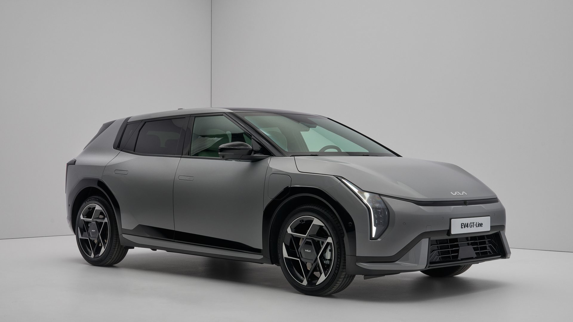 El Kia EV4 presenta un diseño moderno y funcional, ideal para urbanos.