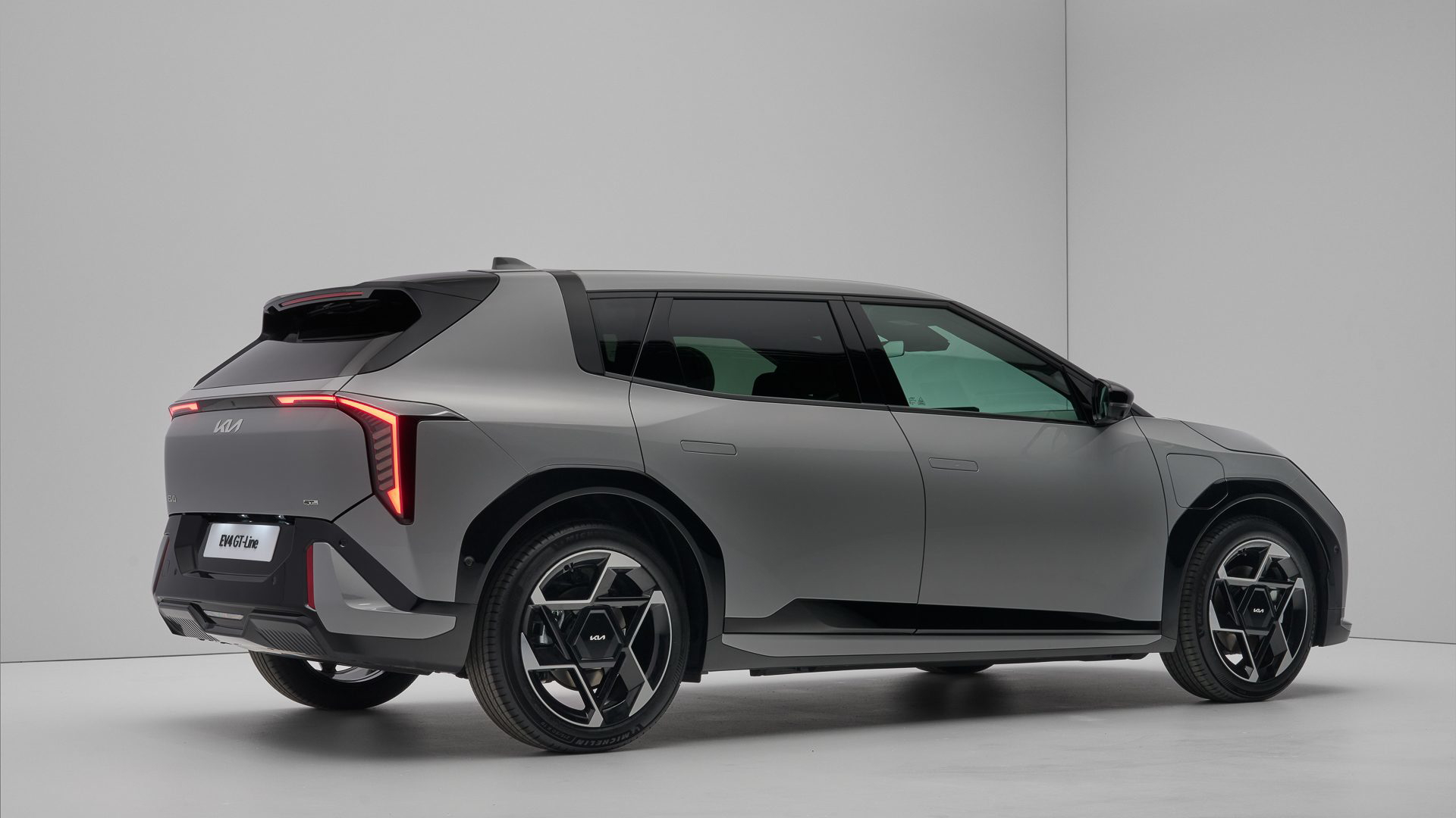 El nuevo Kia EV4 combina estilo y funcionalidad con un gran maletero.