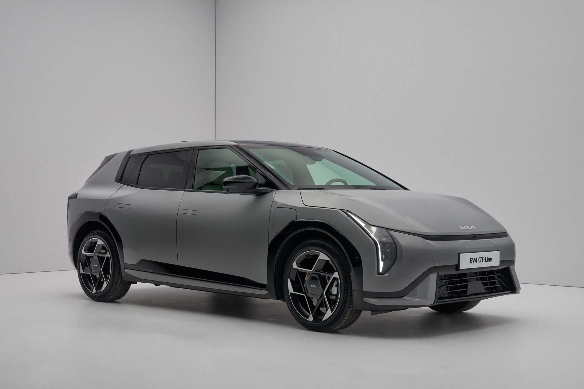 El nuevo Kia EV4: moderno, con gran maletero y 630 km de autonomía.