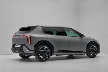 El nuevo Kia EV4 presenta un diseño audaz y moderno, ideal para la ciudad.
