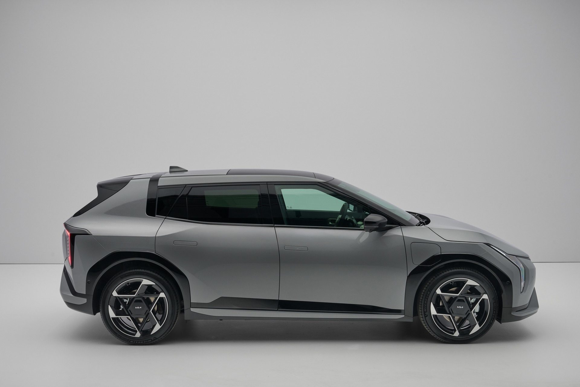 Vista lateral del Kia EV4, con diseño innovador y deportivo.