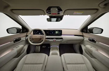 Interior del Kia EV4, enfatizando su diseño moderno y funcional.