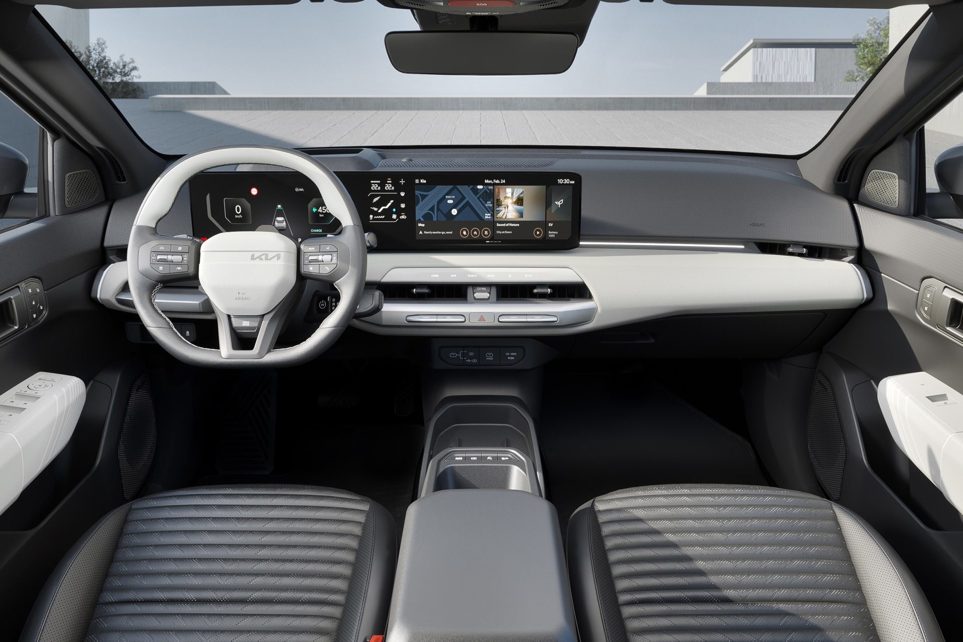 El Kia EV4 presenta un interior futurista y espacioso, ideal para viajes largos.