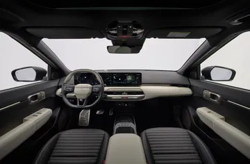 Cabina moderna y espaciosa, diseño ergonómico con tecnología avanzada.