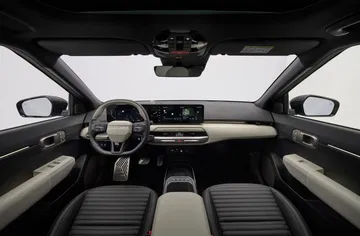 El interior del Kia EV4 muestra un diseño moderno y elegante, ideal para la conducción eléctrica.