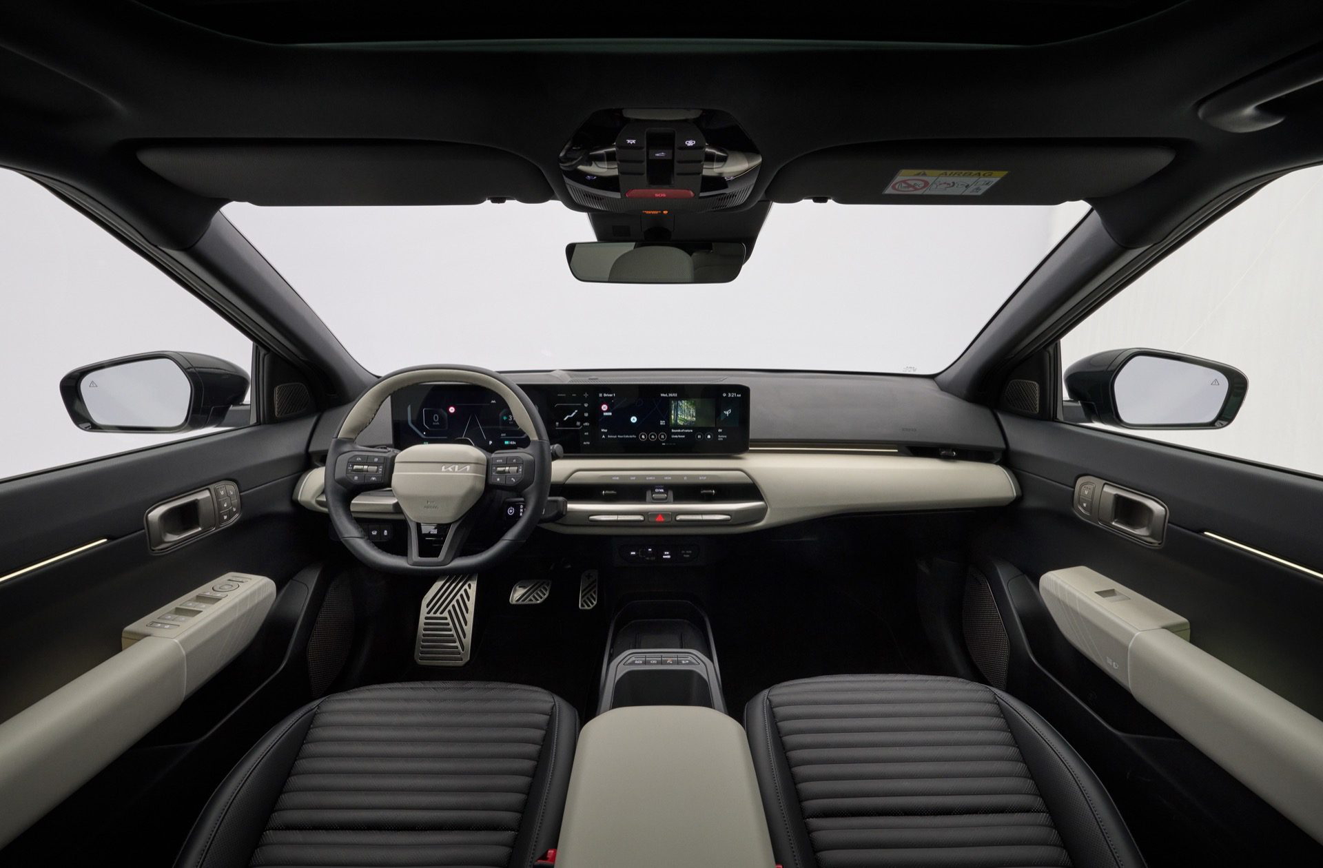 El interior del Kia EV4 muestra un diseño moderno y elegante, ideal para la conducción eléctrica.