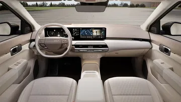 Moderno interior del Kia EV4, con acabados de calidad y tecnología avanzada.