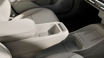 Interior del Kia EV4 con detalles funcionales y diseño ergonómico